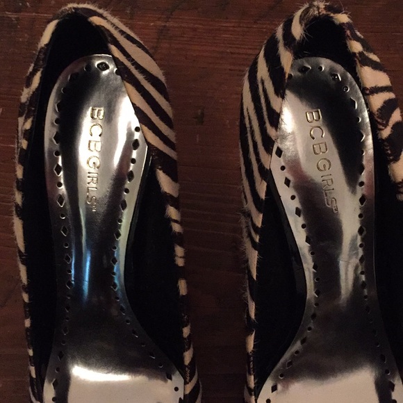 BCBGirls zebra print on calf hair pump - Picture 3 of 7